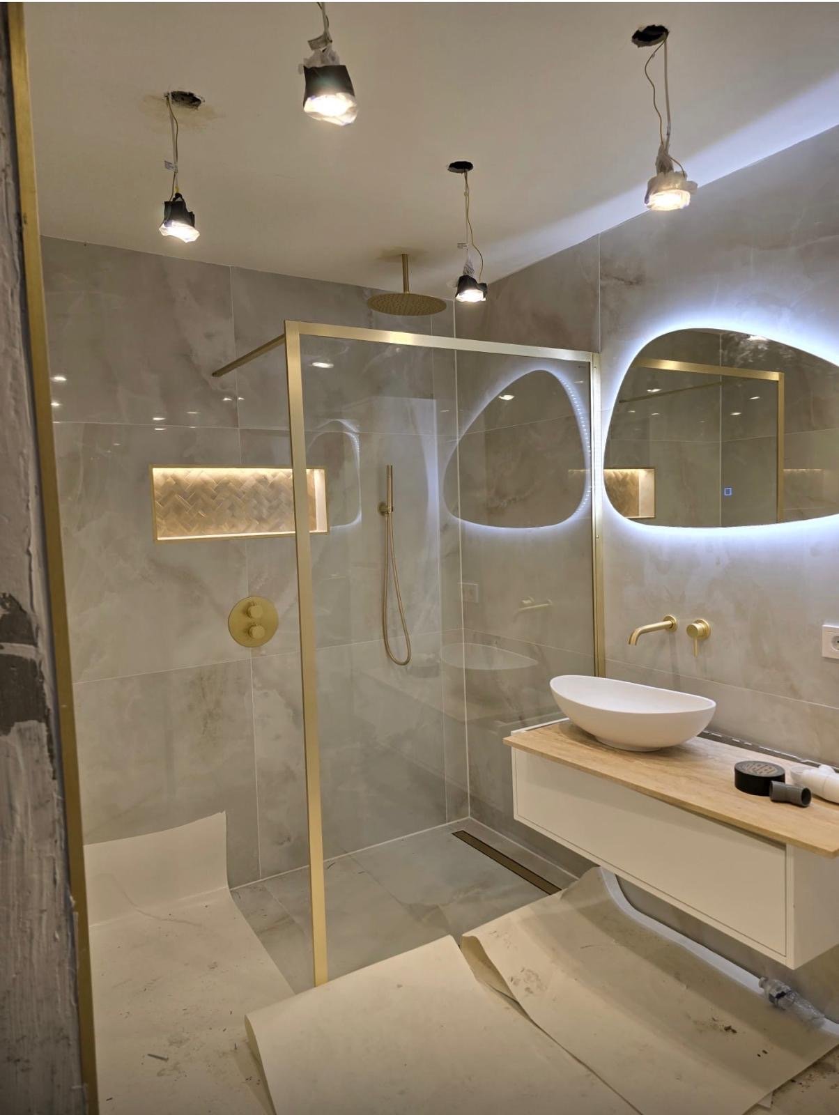 Afgewerkte badkamer met glazen douchewand