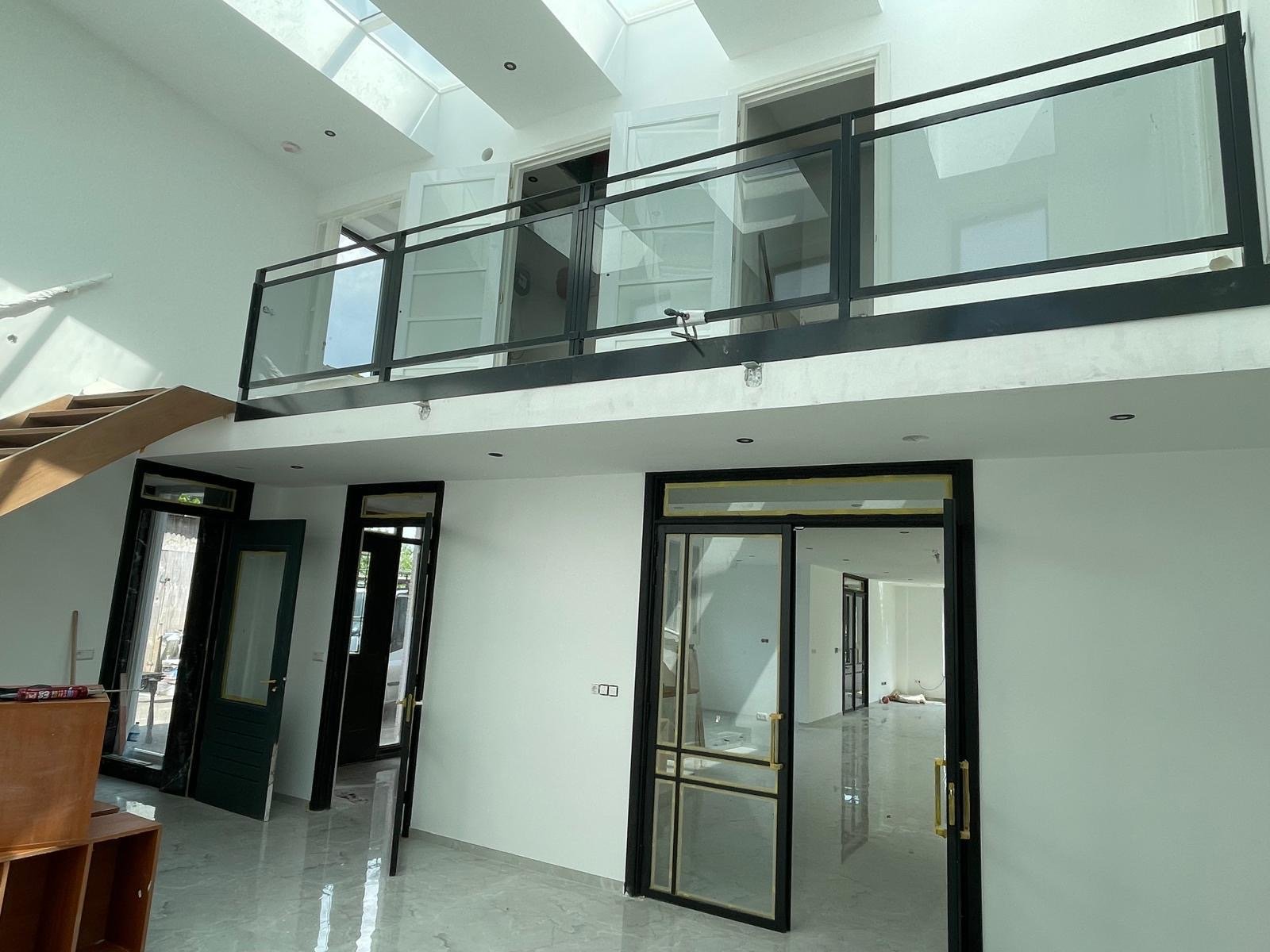 Afgewerkte hal met glazen balustrade