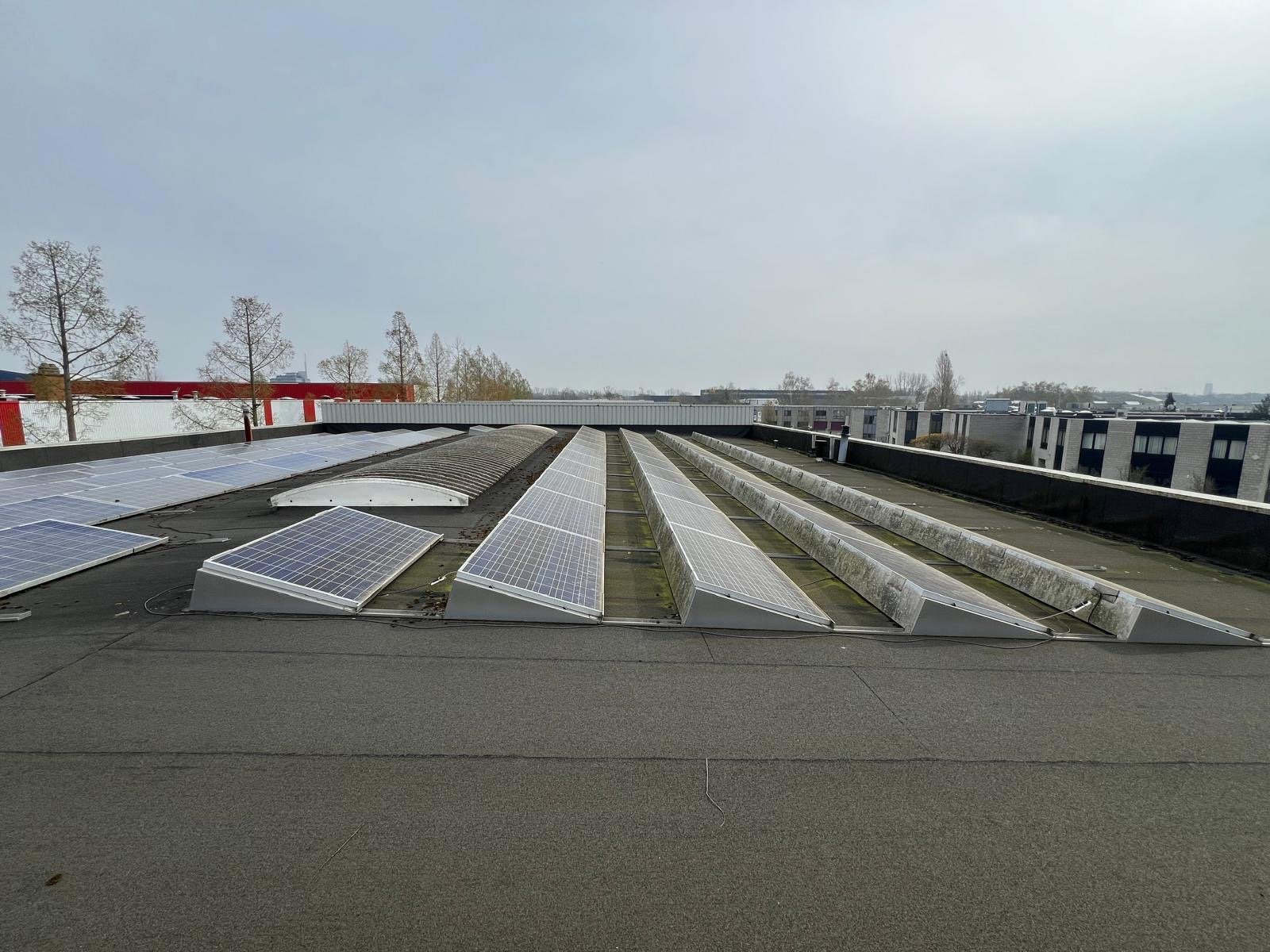Plat dak met zonnepanelen